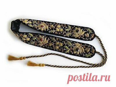 Vintage India Gold Metallic Embroidered Velvet Belt with Semi Precious Stones  | eBay The belt is heavily embroidered on one side in an elaborate floral and leaf pattern, the flowers are set with oval cabochon stones.