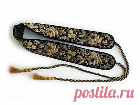 Vintage India Gold Metallic Embroidered Velvet Belt with Semi Precious Stones  | eBay The belt is heavily embroidered on one side in an elaborate floral and leaf pattern, the flowers are set with oval cabochon stones.
