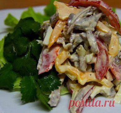 Рецепт салата с языком
отвар, говяжий язык - 200 г.
помидор - 1 шт.
болгарс.перчик - 1 шт.
маринов. огурчик - 1 шт.
красный салатный лук - 0,5 шт.
вар. яйца - 3 шт.
майонез
соль, перец
дальше:
Нарежьте соломкой язык.
Нарежьте огурчик тонко (можно соленый вместо маринованного).
Перец лучше взять двух цветов (для красоты) и нарезать соломкой.
Нашинкуйте лук полукольцами.
Удалите из помидора внутрчасть и также нарежьте соломкой.
Добавьте яйца, нарезанные соломкой.
Заправьте майнозем