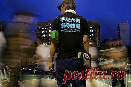 В Гонконге придумали необычный способ снизить смертность на дорогах. Власти Гонконга придумали необычный способ снизить смертность пешеходов от невнимательности на дорогах. Стыки тротуаров с автомобильными трассами в азиатском мегаполисе начали подсвечивать красными светодиодами, чтобы привлечь внимание уткнувшихся в смартфоны жителей города.