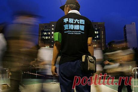 В Гонконге придумали необычный способ снизить смертность на дорогах. Власти Гонконга придумали необычный способ снизить смертность пешеходов от невнимательности на дорогах. Стыки тротуаров с автомобильными трассами в азиатском мегаполисе начали подсвечивать красными светодиодами, чтобы привлечь внимание уткнувшихся в смартфоны жителей города.