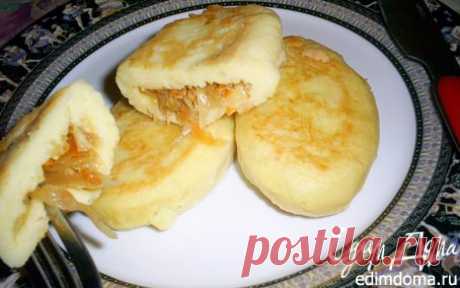Картофельные зразы с начинкой из кваПримерно 1 л готового картофельного пюре 
2 яйца 
4 ст.л. муки с горкой 
соль, приправы по вкусу 
**************** 
Для начинки; 
1 крупная луковица 
1 средняя морковь 
300 г квашеной капусты 
растительное масло для жаркишеной капусты |