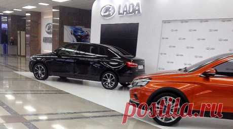 Авто &quot;длинная&quot; Lada Vesta экспонируется в Тольяти в здании заводоуправления компании ОАО &quot;АВТОВАЗ&quot;