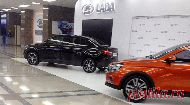 Авто "длинная" Lada Vesta экспонируется в Тольяти в здании заводоуправления компании ОАО "АВТОВАЗ"