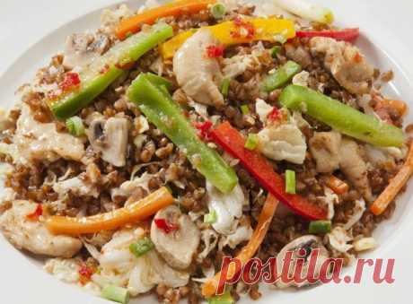 ТОП-6 Вкуснейших блюд с гречкой 1. Гречка-по купечески Ингредиенты: - 300-400 гр. мяса - 1 стакан гречки - 1 луковица - 1 средняя морковь - 1 маленький зубок чеснока - 1 лавровый лист - соль,молотый перец по вкусу Приготовление: Мясо порезать небольшими кубиками,слегка обжарить на сковороде с растительным маслом. Затем долить не много воды,добавить лавровый лист, и потушить мясо под крышкой на маленьком огне до готовности. Гречку перебрать,залить кипятком минут на 5,затем воду слить. Отдельно…