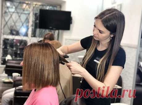 Вредно ли наращивание волос?
Наращивание волос – безвредная процедура, если она выполнена квалифицированным мастером. В этом вопросе основная ответственность ложится на плечи мастера. Поэтому первый совет – делать наращивание только в проверенных местах, лучше по рекомендации. Читайте отзывы, приходите на консультации. Вам должны подобрать волосы, которые подойдут вашим и не навредят. Если на тонкую прядь будет нарощена толстая – волосы могут не выдержать. Читай больше на narastim.com!