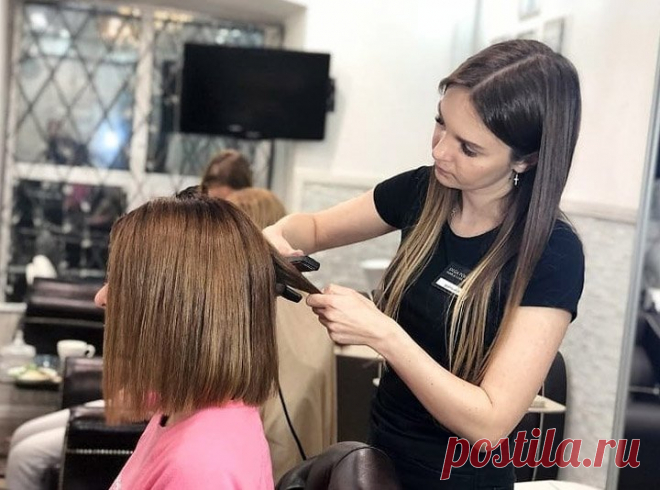 Вредно ли наращивание волос?
Наращивание волос – безвредная процедура, если она выполнена квалифицированным мастером. В этом вопросе основная ответственность ложится на плечи мастера. Поэтому первый совет – делать наращивание только в проверенных местах, лучше по рекомендации. Читайте отзывы, приходите на консультации. Вам должны подобрать волосы, которые подойдут вашим и не навредят. Если на тонкую прядь будет нарощена толстая – волосы могут не выдержать. Читай больше на narastim.com!