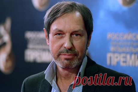 Пригожин рассказал о вложении трех миллионов долларов в карьеру Носкова. Продюсер Иосиф Пригожин рассказал, что вложил три миллиона долларов в карьеру заслуженного артиста России Николая Носкова. Медиаменеджер поведал, что снимал певцу клипы и записывал с ним песни. После сотрудничества Носков остался должен Пригожину, однако, по словам продюсера, он «не стал обращать на это внимания».