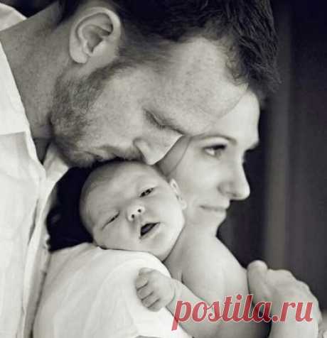 В родительском доме дети должны насыщаться нежностью и любовью. Ребёнок нуждается во многой любви и нежности, а также во многом руководстве. Он хочет, чтобы ты посидел рядом с ним, хочет рассказать тебе о своих проблемах, хочет, чтобы ты его ласково погладил и поцеловал. 
Когда малыш ведет себя беспокойно и немирно, то маме надо взять его на руки, приласкать и поцеловать, чтобы он успокоился и умиротворился. Если, будучи ребёнком, человек насытился нежностью и любовью, то впоследствии у него ест