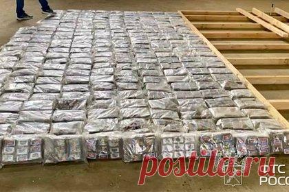 Литовские контрабандисты попались в России с гашишем на 2 миллиарда рублей. В Ленинградской области российские спецслужбы задержали трех контрабандистов, которые везли гашиш на два миллиарда рублей. Грузовик с наркотиками следовал из Эстонии. В нем во время досмотра обнаружили 812 килограммов гашиша, расфасованного по 265 пакетам. В отношении водителя и двух пассажиров возбуждено дело.