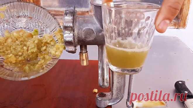 Соковыжималка из старой мясорубки У многих на кузне валяются старые ручные мясорубки – выбросить жалко, а пользоваться нет смысла. Есть несколько вариантов ее «модернизации», выбрасывать не придется, старая вещь еще может приносить пользу. Мы предлагаем один из них – сделать из нее соковыжималку. Что надо иметь Кроме самой