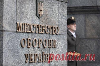 На Украине сообщили о разворовывании бюджета Минобороны на провизию для ВСУ. Министерство обороны разворовывает бюджет на снабжение тыловых частей Вооруженных сил Украины (ВСУ) провизией. Об этом в своем расследовании сообщает издание «Зеркало недели». Автор публикации уверен, что министерство заключило контракт с «компанией-прокладкой», чтобы наживаться на поставках продовольствия.