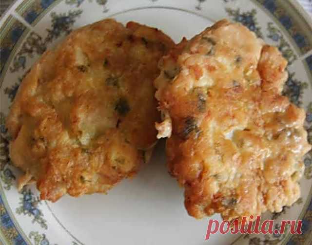 картошка 10 штук, 350 гр фарша куриного, лук 2 головки небольшие, 3 зубчика чеснока, масло оливковое, 2 столовые ложки муки, соль и перец черный молотый на пробу.