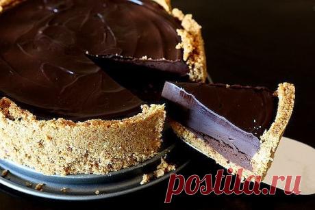 ШОКОЛАДНЫЙ ТОРТ БЕЗ ВЫПЕЧКИ 
 
Пожалуйста ставьте Классы 
Польза всегда будет в вашей ленте новостей! 
 
Форма 18 см в диаметре 
Ингредиенты: 
200г печенья (песочного) 
75 г мягкого сливочного масла 
300 г горького шоколада 
40г молочного шоколада 
200 мл жирных сливок (для взбивания) 
 
Способ приготовления: 
Смешайте печенье с мягким маслом. Заполнить смесью дно формы и сделать бортики. Отправить в морозилку на 30 минут. 
Растопить шоколад в микроволновой печи. Взбить сл...