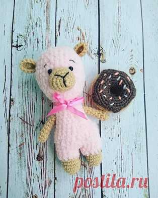Зефирная мини овечка амигуруми. Схемы и описания для вязания игрушек крючком! Бесплатный мастер-класс по вязанию маленькой зефирной овечки крючком от Viktoria Leshonok. Плюшевая вязаная игрушка отлично ложится в детские ручки…