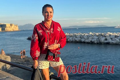 54-летняя Анна Нетребко показала фигуру в мини-шортах