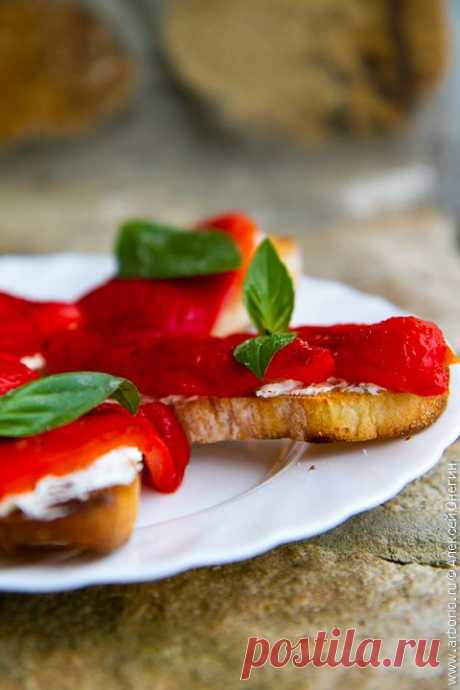 Тосты с печеными перцами и сыром Как известно, печеные перцы - лучшие друзья творожного сыра. Чествовать этот дуэт проще и логичнее всего в формате тостов: тут и хруст французской булки, и мягкий вкус белого хлеба, и законченность формы и содержания.