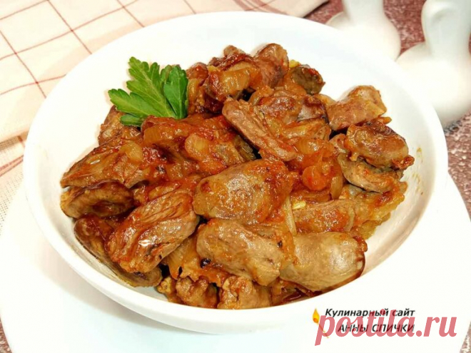 Куриные сердечки с луком и подливой тушеные на сковороде