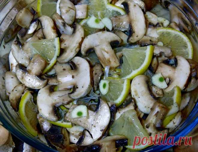 Ароматные грибочки, невероятная закуска 
Шампиньоны, лимон, 2-3 зубочка чеснока режем пластинками, на 0,5 кг шампиньона пол лимона. Добавляем соль, молотый перец, сахар по вкусу, перемешиваем, и оставляем на несколько часов мариноваться. Мо…