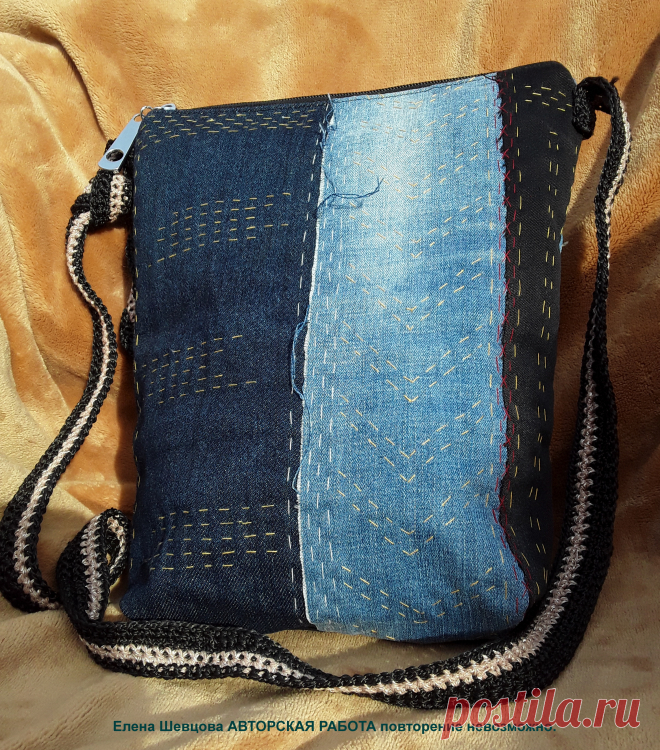 Сумочка в технике БОРО и САШИКО (спинка сумочки). САШИКО является техникой вышивки, которая возникла в древней Японии. На японском языке его название означает "маленькие удары" - стежки.
БОРО - означает буквально «обрывки, тряпки» и достаточно ясно говорит о сути подобной техники - одежда, состоящая из многочисленных сшитых друг с другом тряпок и лоскутов. Техника БОРО, создается вручную и поистине уникальна - ПОВТОРЕНИЕ НЕВОЗМОЖНО.