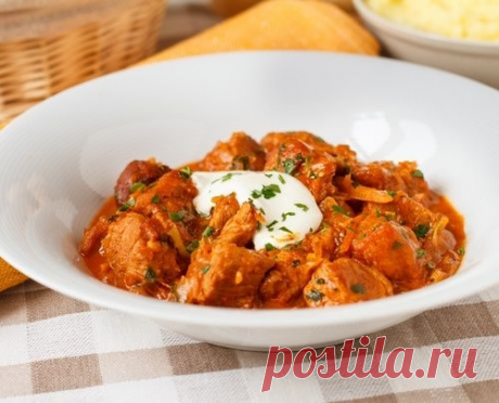 СВИНИНА, ТУШЕНАЯ С КАПУСТОЙ A LA ГУЛЯШ