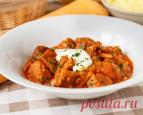 СВИНИНА, ТУШЕНАЯ С КАПУСТОЙ A LA ГУЛЯШ