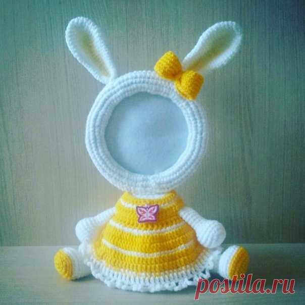 ФОТОРАМКА ЗАЙКА 

Материалы и инструменты: 
- картон толстый 
- ножницы 
- двусторонний скотч 
- пряжа 2 моточка детской новинки (белого и желтого цветов) 
- фетр белого цвета 
- крючок №2,5 или 3 
- игла длинная 
- наполнитель (холофайбер, синтепух, файбертек или пр.) 

Условные обозначения: 
вп - воздушная петля 
сбн - столбик без накида 
сс - соединительный столбик 
уб - убавка 
пр - прибавка 

Ручки: 
Вяжем в 1 нить. 
1) 6 сбн в КА (6) 
2) пр*6 (12) 
3) ( 1 сбн, пр)*6 ...