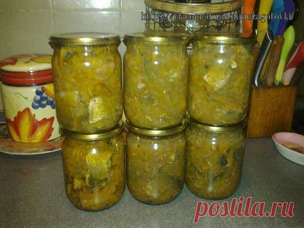 Консервы из сельди в масле с овощами

Заготавливаю такую закуску из скумбрии (без косточек, разделываю на филе) кусочки режу и в овощную смесь - вариться 2 часа на медленном огне.

Состав:

3 кг помидор,

1 кг-морковина (на тёрку),

1 кг лука,

0,5 л масла подсолнечного,

1 кг перца болгарского,

2 кг рыбы скумбрии(можно сельдь или другую рыбку),но со скумбрией мне нравиться больше.

100 гр.соли,

200 гр.сахара.

Овощную массу варить без рыбы 30 минут,затем с рыбой 2 часа....