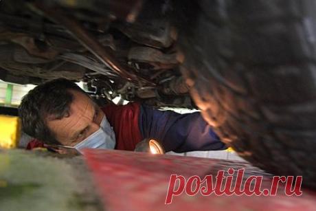 Россиян предупредили о возможном возвращении обязательного техосмотра. В России могут вернуть государственный технический осмотр (ТО) автомобилей. Об этом в беседе с «Лентой.ру» рассказал руководитель консалтинговой компании «Sablin Consulting Group», эксперт по аккредитации пунктов техосмотра Андрей Саблин. По его словам, такой сценарий сегодня активно обсуждается участниками отрасли.