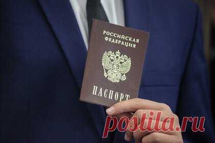Цифровой паспорт в России оснастят чипом с высоким уровнем криптографии. Цифровой паспорт гражданина России будет иметь чип российского производства с высоким уровнем криптографии, заявил заместитель председателя правительства РФ Дмитрий Чернышенко. По его словам, чип будет содержать некоторые персональные данные, однако информация будет зашифрована, а чип практически невозможно взломать.