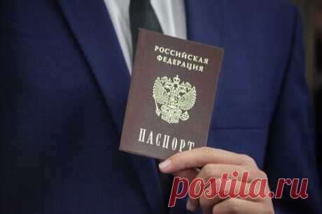 Цифровой паспорт в России оснастят чипом с высоким уровнем криптографии. Цифровой паспорт гражданина России будет иметь чип российского производства с высоким уровнем криптографии, заявил заместитель председателя правительства РФ Дмитрий Чернышенко. По его словам, чип будет содержать некоторые персональные данные, однако информация будет зашифрована, а чип практически невозможно взломать.