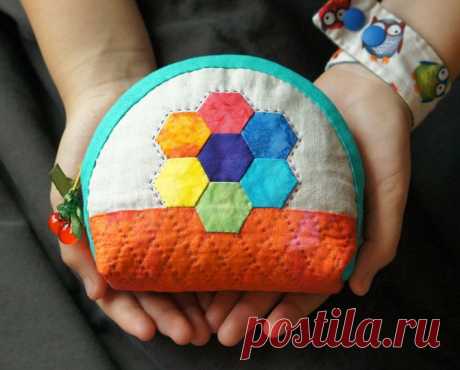 Makeup Bags Tutorials, Diy Quilts, Purses Tutorials. Patchwork &amp; Quilts.
Косметичка или кошелек Patchwork --  
https://www.handmadiya.com/2015/09/zipper-cosmetic-bag-tutorial-patchwork.html