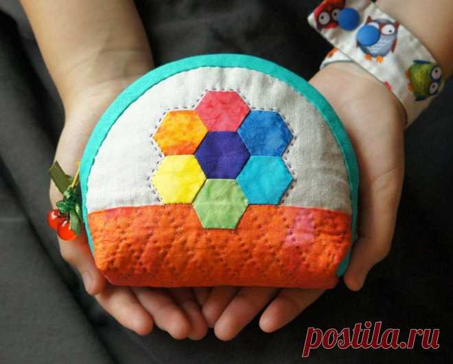 Makeup Bags Tutorials, Diy Quilts, Purses Tutorials. Patchwork & Quilts.
Косметичка или кошелек Patchwork --  
http://www.handmadiya.com/2015/09/zipper-cosmetic-bag-tutorial-patchwork.html