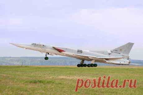 Первый самолёт Ту-22М0 был построен к середине 1969 года, и 30 августа он совершил свой первый полёт (командир корабля — лётчик-испытатель В. П. Борисов). Первый опытный Ту-22М3 совершил первый полёт 20 июня 1977 года. После выполнения программы лётно-доводочных испытаний Ту-22М3 с 1978 года был запущен  в серийное производство. В окончательном виде Ту-22М3 был принят на вооружение в марте 1989 года.