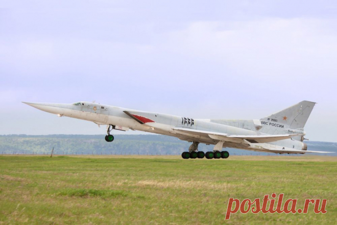 Первый самолёт Ту-22М0 был построен к середине 1969 года, и 30 августа он совершил свой первый полёт (командир корабля — лётчик-испытатель В. П. Борисов). Первый опытный Ту-22М3 совершил первый полёт 20 июня 1977 года. После выполнения программы лётно-доводочных испытаний Ту-22М3 с 1978 года был запущен  в серийное производство. В окончательном виде Ту-22М3 был принят на вооружение в марте 1989 года.