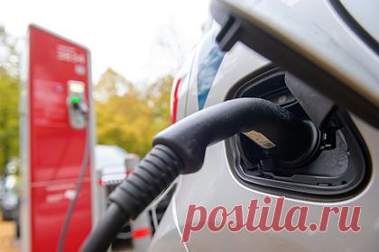 Акции производителей электрокаров рухнули из-за провала плана Байдена. В ходе торгов на бирже акции производителей электрокаров рухнули. К примеру, ценные бумаги Lordstown Motors упали на 8,1 процента, котировки Nikola Motor ушли вниз на 7,3 процента, а Faraday Future — на 9,45. Rivian Automotive, которая только в прошлом месяце вышла на IPO, опустилась до нового минимума — 88,4 процента.