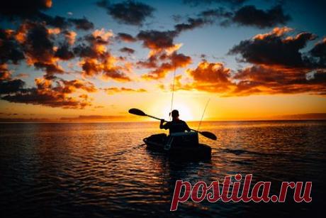 Врач назвал способы оказания помощи при переломе на рыбалке. Травматолог, ортопед Константин Сергеев рассказал, как нужно себя вести, если во время рыбалки или охоты происходит несчастный случай с переломом. Первым делом врач посоветовал сохранять спокойствие. Затем следует зафиксировать травмированную конечность, чтобы не было возможности шевелить ей.