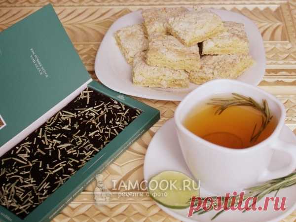 Проверенный рецепт приготовления вкусного чая с лимоном, имбирем и розмарином, шаг за шагом с фотографиями Такой чай повышает иммунитет, обладает жаропонижающим и антибактериальным действием, а также согревает и укрепляет организм.
Ингредиенты на 1,5 л. воды:
Лимон
Имбирь
Розмарин (свежий)
1 ч.л. меда
2 ст.л. черного чая (лучше листового)
Завариваем чай, настаиваем его около 5 минут.
Добавляем лимон, имбирь и розмарин.
Оставляем настаиваться под крышкой еще пол часика.
Даем настояться, процежи…