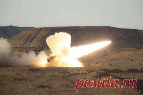 США и Япония провели совместные учения с применением РСЗО HIMARS. Военно-морские силы США и наземные силы самообороны Японии провели совместные учения с применением реактивных систем залпового огня (РСЗО) HIMARS. Была проведена симуляция нападения условного противника на отдаленные острова Японии, выпущено 24 ракеты на расстояние 13 километров.