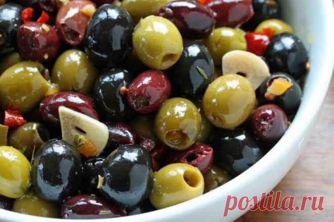 В чем разница между оливками и маслинами? Овальные плоды оливкового дерева растут на средней высоты деревьях. Свое происхождение это растение берет из Средиземноморья: на протяжении столетий они