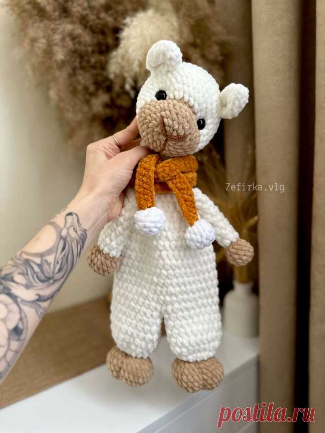 PDF Комфортер Альпака крючком. FREE crochet pattern; Аmigurumi toy patterns. Амигуруми схемы и описания на русском. Вязаные игрушки и поделки своими руками #amimore - плюшевая альпака, большая лама из плюшевой пряжи, комфортер в виде альпаки.