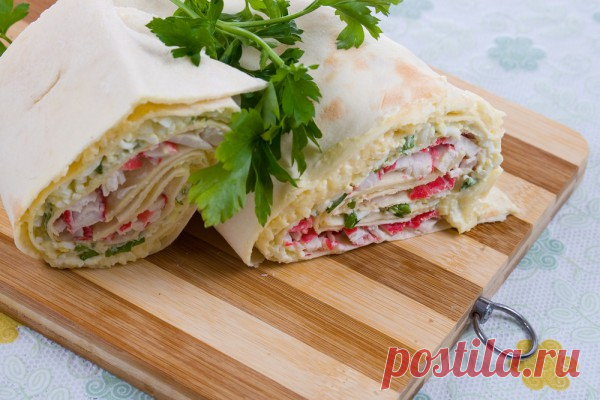 РУЛЕТ ИЗ ЛАВАША С КРАБОВЫМИ ПАЛОЧКАМИ