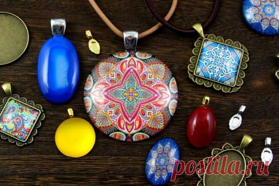 Основа плюс кабошон - получается кулон - HandmadeMart Блог В нашем интернет-магазине вы можете найти множество красивых кабошонов из самых разных материалов. Например, очень популярны стеклянные кабошоны с рисунками и кабошоны из натуральных камней. Конечно, эту красоту можно оплести бисером или обшить сутажными шнурами, но… есть вариант попроще. Итак, давайте сделаем простейший кулон из кабошона на основе. Инстументы и материалы: кабошон; основа для кабошона;