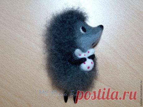 Валяем милую брошь «Ежик в тумане» – Ярмарка Мастеров