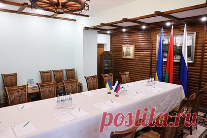 В России объяснили неразглашение подробностей о ходе переговоров с Украиной. Военный политолог, доцент кафедры политологии и социологии РЭУ имени Плеханова Александр Перенджиев заявил, что секретность и неразглашение информации о переговорах России с Украиной объясняется защитой участников от влияния из вне, в частности, со стороны Запада, лидеров общественного мнения и прочих.