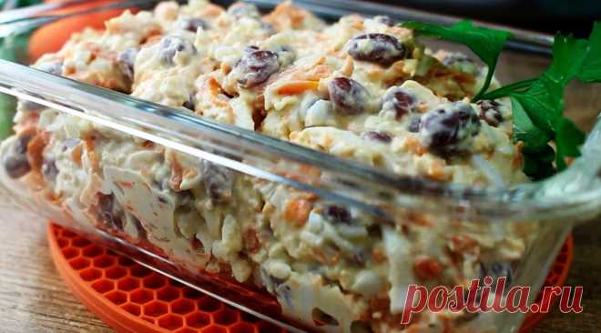 Беру банку фасоли и 3 яйца. Рецепт простого и вкусного салата: можно готовить каждый день Приготовление салатов на данный момент занимаем 1/6 часть всех мировых блюд. Дело в том, что многие блюда имели много общего с салатами. Например, супы. Прежде чем приготовить суп, нужно нарезать много овощей и мяса. Из данных компонентов вполне можно сделать салат. Самым популярным примером подобного блюда является Окрошка. При определенных дополнительных продуктах она превращается в […]