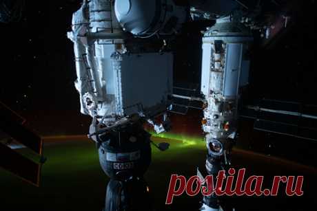 «Ю. А. Гагарин» с «киноэкипажем» вернется на Землю раньше запланированного. Космический корабль «Союз МС-18» («Ю. А. Гагарин») с «киноэкипажем», включающим режиссера Клима Шипенко и актрису Юлию Пересильд, вернется на Землю раньше запланированного, сообщает РИА Новости, ссылаясь на «Роскосмос». Агентство отмечает, что теперь посадка ожидается 17 октября в 7:35 по московскому времени.