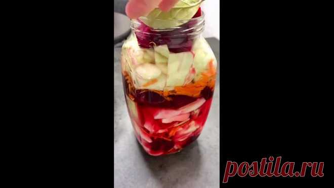 Пелюстка - самая вкусная капуста!

капуста 600 г
свекла 220 г
чеснок 4 зуб.
морковь 80 г
перец чёрный горошком 4 шт
душистый 4 шт
2 лавровых листа
6 ст л уксуса 9%

Маринад:
На 1,5 л банку:
0,5 л воды
1 ст л соли
2 ст л сахара

Половину перца и лавровый лист я положила после первого слоя овощей.