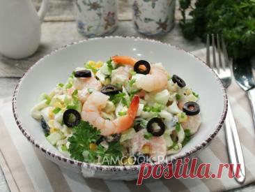 Салат «Морское дно» с кальмарами и креветками — рецепт с фото Салат «Морское дно» - пример отличной закуски, которая украсит любой праздничный стол. Крупные королевские креветки и кальмары прекрасно сочетаются с отварными яйцами, консервированной кукурузой и маслинами. Огурец и зеленый лук придают салату свежесть. Очень сочный и вкусный салат.