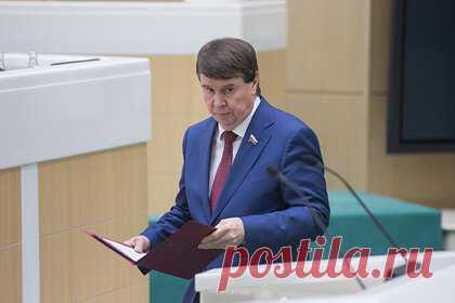 В Совфеде оценили вероятность войны России с Украиной. Член Совфеда Сергей Цеков заявил, что возможное решение Украины перейти к открытому военному конфликту с Донбассом станет детонатором разрушения страны за счет гражданского протеста. Он также добавил, что Россия обязательно защитит самопровозглашенные республики в случае необходимости.